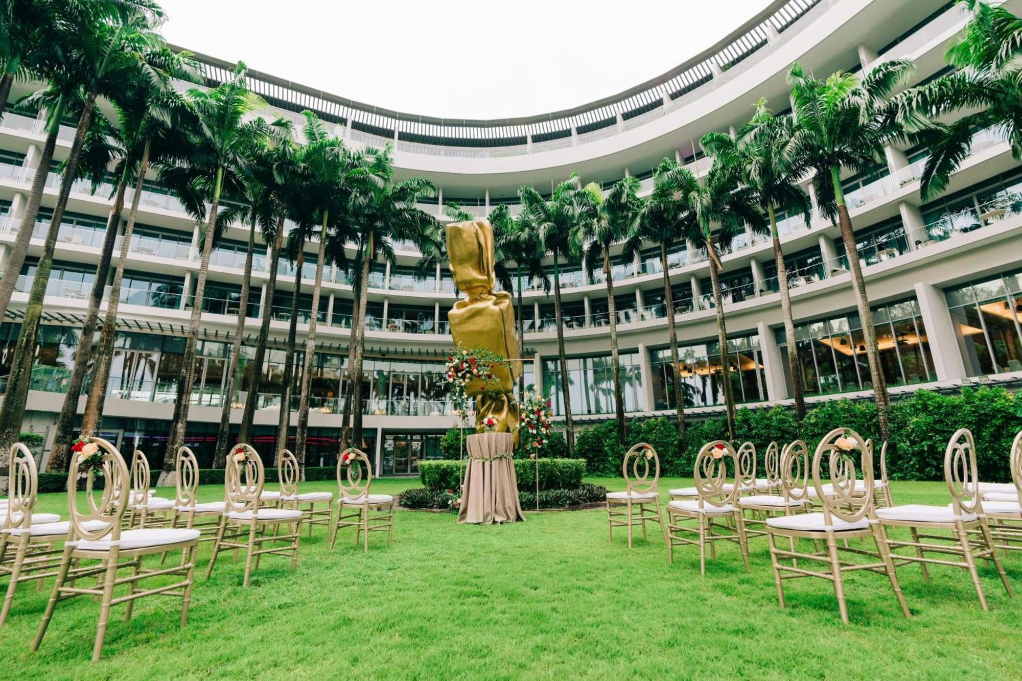 W Singapore - Sentosa Cove Екстериор снимка The lawn at the hotel